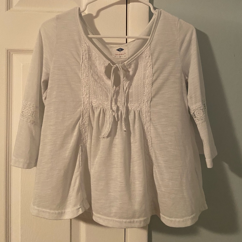 WHITE FLOWY SHIRT WITH LACE DETAILS